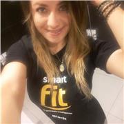 Entrenador fitness ofrece sus mejores conocimientos tanto nivel baile para relajar el cuerpo y realizar ejercicios musculares para cualquier edad